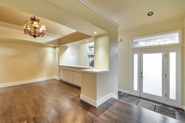 Building Photo - CLICK "REQUEST A TOUR" NOW!