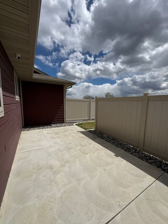 Building Photo - Well maintained 2 B 1 Bath West End Townhome