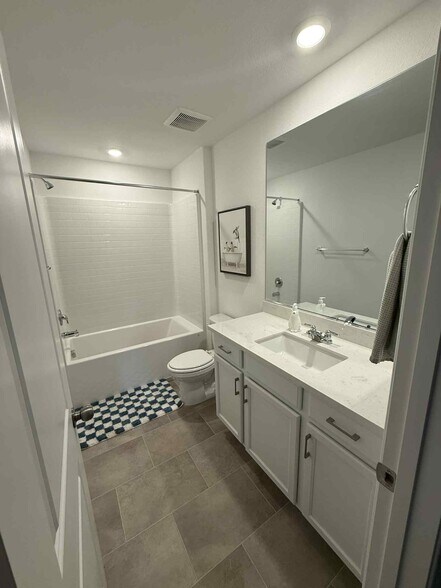 upstairs bath - 5924 Tomsik St