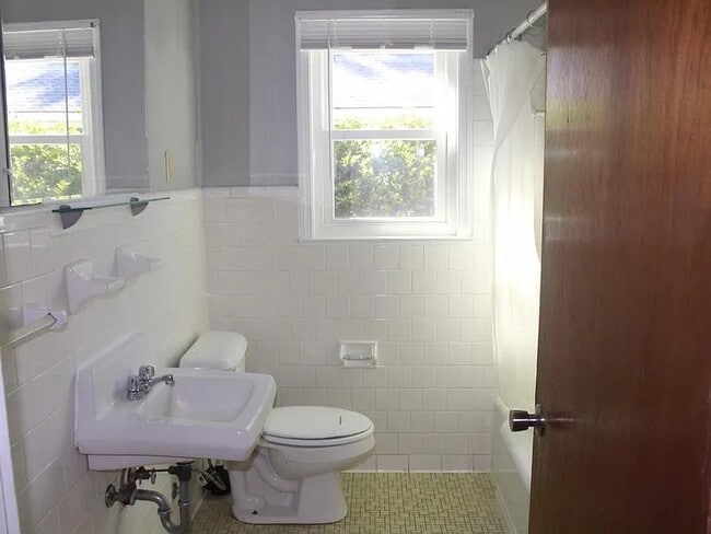 Building Photo - 136 E 57th St