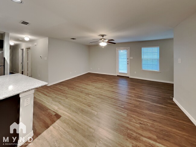 Building Photo - 10528 Many Oaks Dr