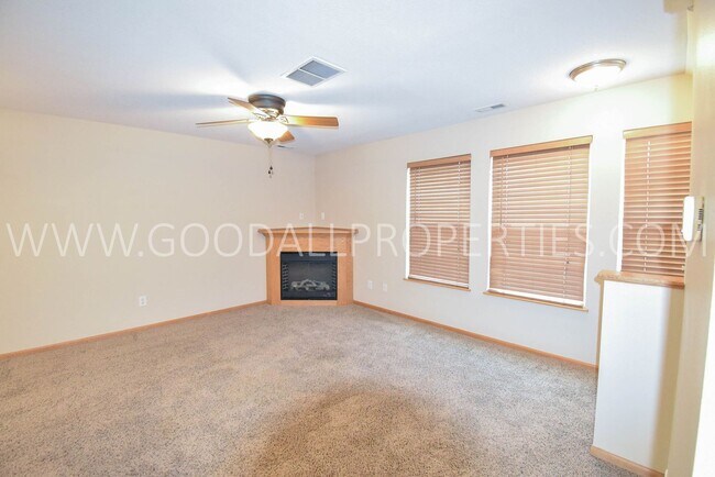 Building Photo - 2 bedroom 2 bath Urbandale Townhouse
