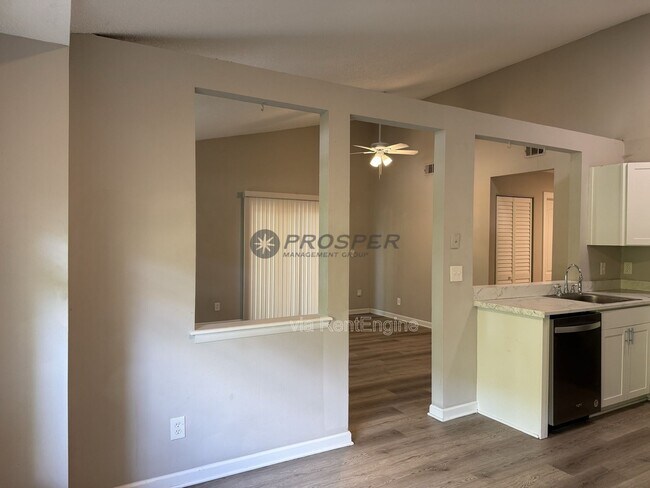 Building Photo - 1047 Oakcrest Dr