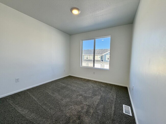 Building Photo - 3698 E 1520 S