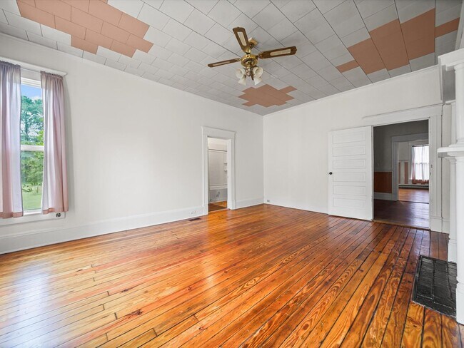 Building Photo - 4 Bedroom/2 Bath Home for Rent