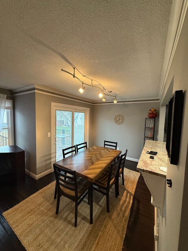 Building Photo - Beautiful 2-Bed, 3.5-Bath - Furnished Townhome - Now Offering a $500 Move-In Incentive — Ask for ...
