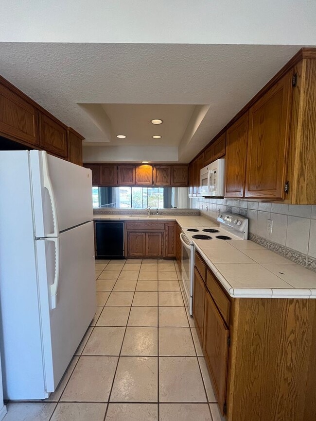 Building Photo - 3 Bed, 2 Bath in Gated Community with Lake Views