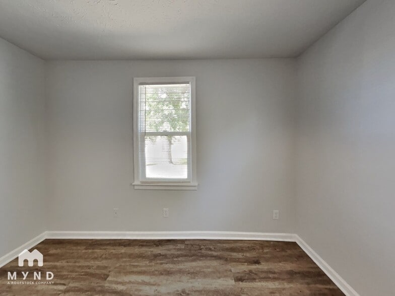 Building Photo - 808 W Smith Valley Rd