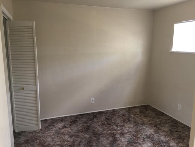 Building Photo - 427 Stanford Dr SE