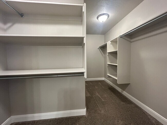 Building Photo - Shadow Ridge Townhome!