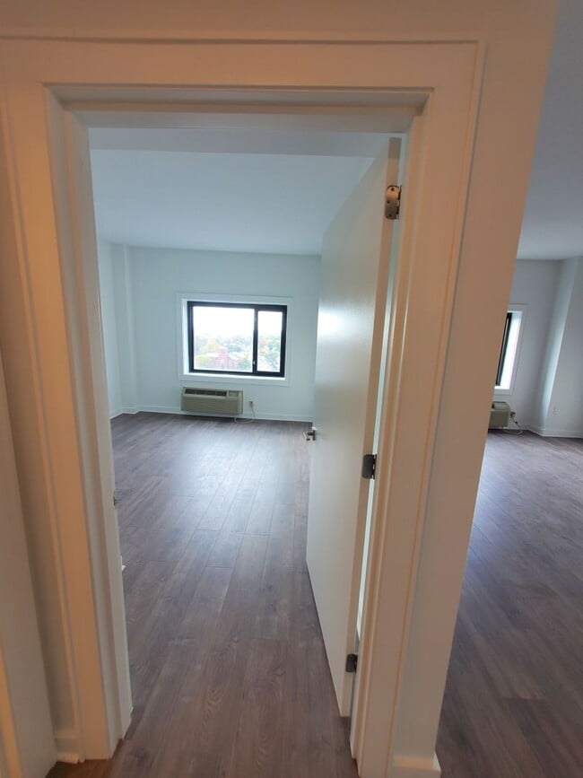 Building Photo - Renovated, centrally located and with lots...