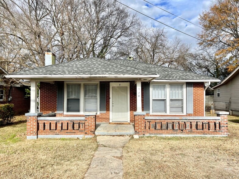 Front of house - 914 W College St