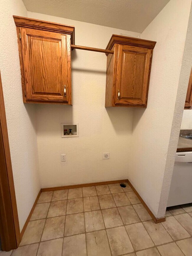 Building Photo - Nice 2 bedroom 1 bath apartment in Joplin, MO - Near MSSU! (Downstairs Unit )