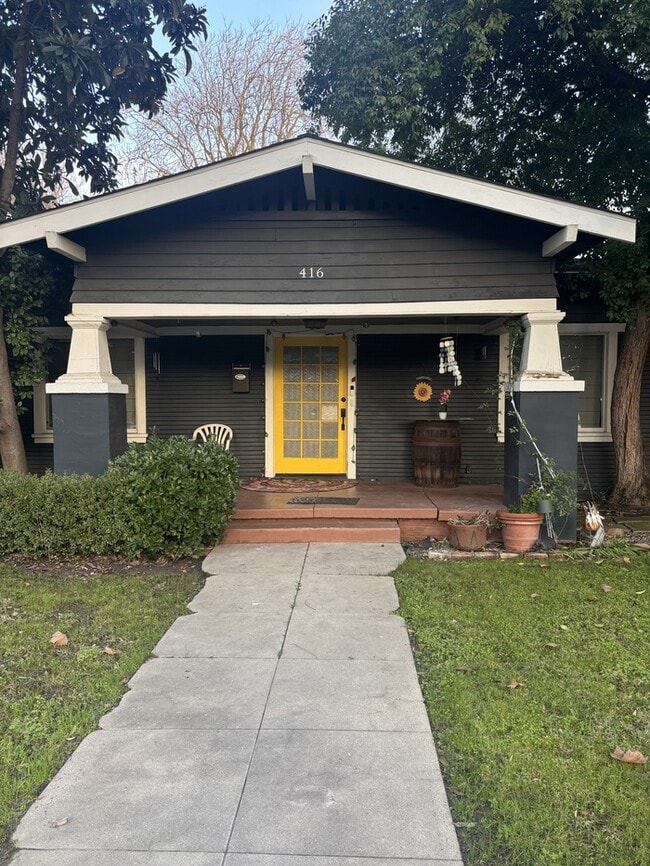 Building Photo - Modesto 2 Bedroom 2 Bath Bungalow