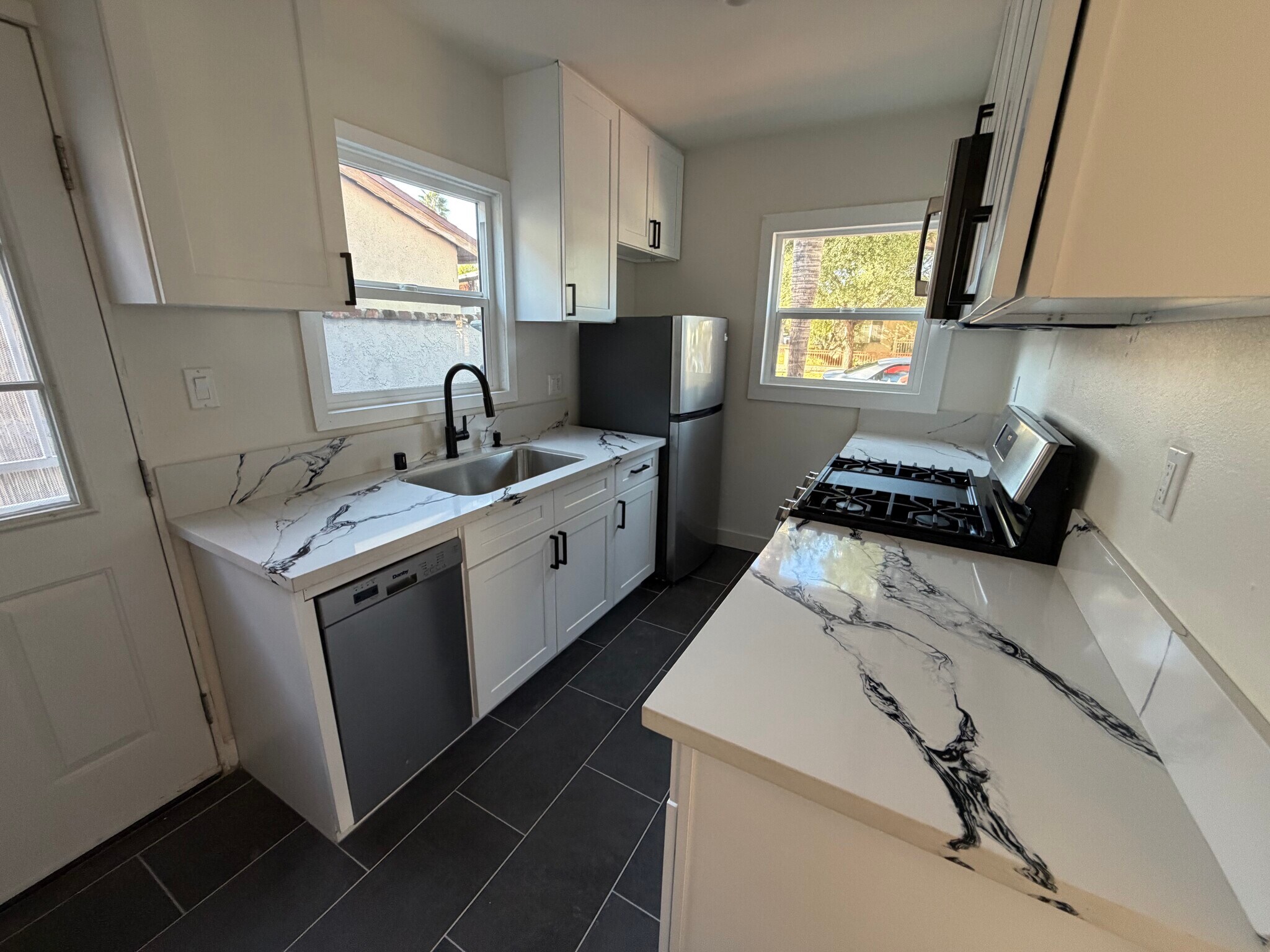 Building Photo - 2922 Glenhurst Ave