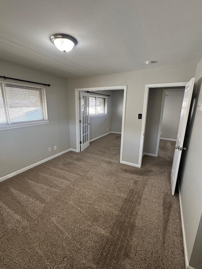 Building Photo - 709 Plaza Dr