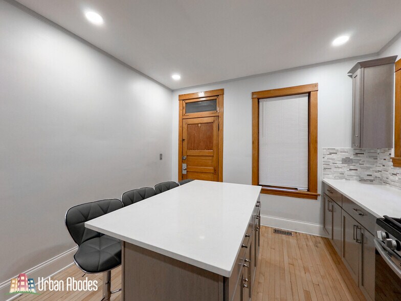 Building Photo - 4322 W Kamerling Ave