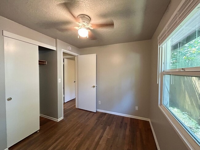 Building Photo - Spacious 3 Bed, 1.0 Bath House - Fully Fen...