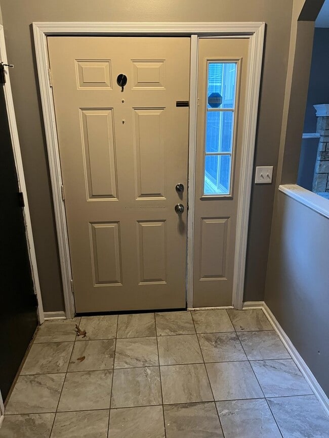 Building Photo - 3 bed 2.5 bath townhome off Bob Billings!