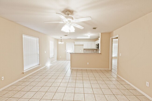 Building Photo - Duplex for lease with private backyard