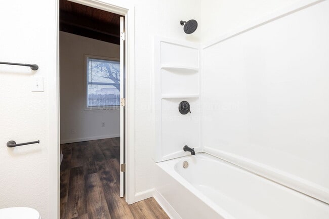 Building Photo - 619 N Glendale St