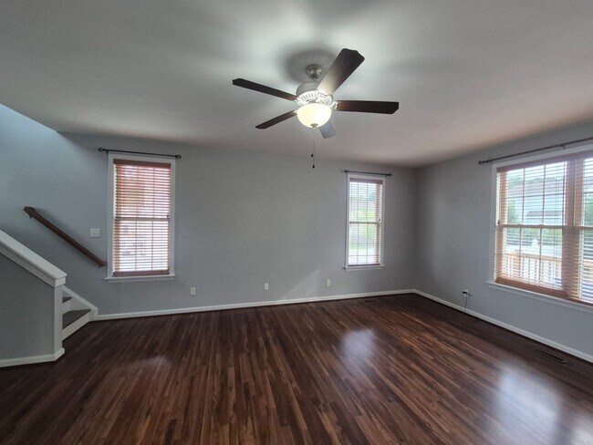 Building Photo - 3 Bedrooms, 2.5 Bathrooms Single Family Home