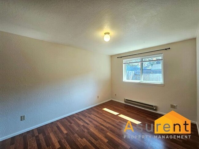 Building Photo - Charming 4-Plex 2 Bedroom 1 Bathroom Unit Available Soon!