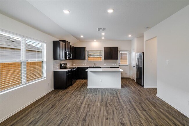 Building Photo - 744 Xanadu Dr