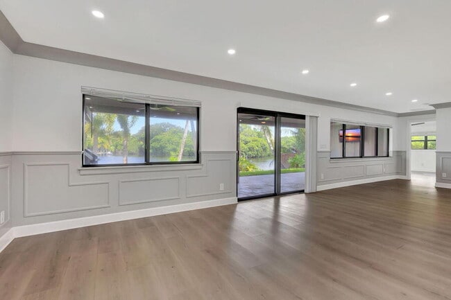 Building Photo - 400 Venice Dr