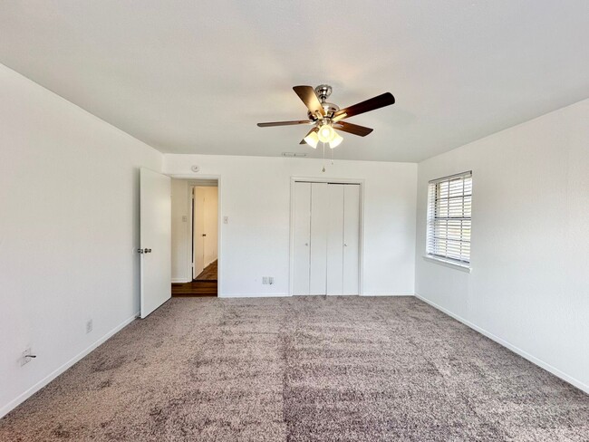 Building Photo - Available now! Newly Updated 3/2/2! Large ...