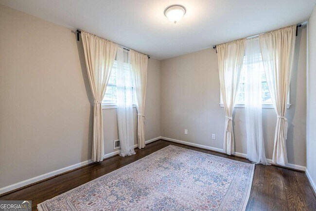 Building Photo - 2439 Parkland Dr