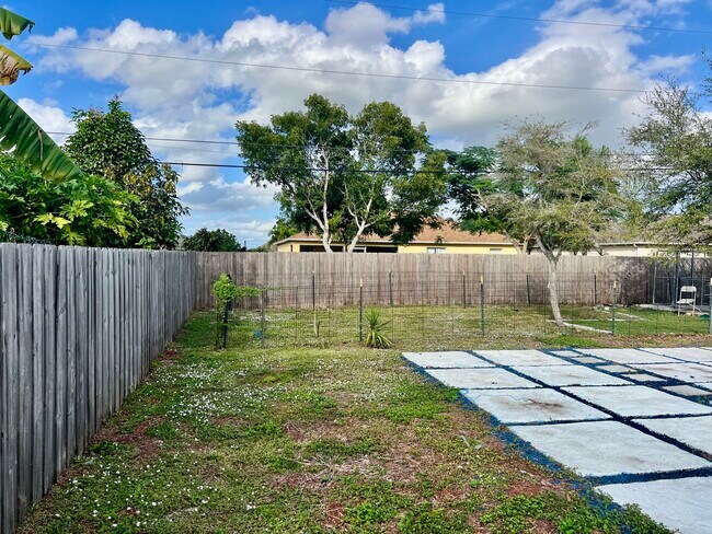 Building Photo - 701 SW Sarazen Ave