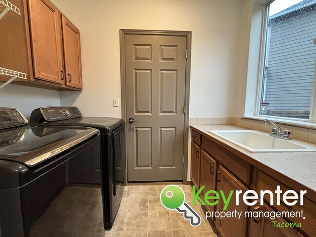 Building Photo - Beautiful 4 Bedroom 2.5 Bathroom Tacoma Home for Rent in Quiet Cul-De-Sac Community