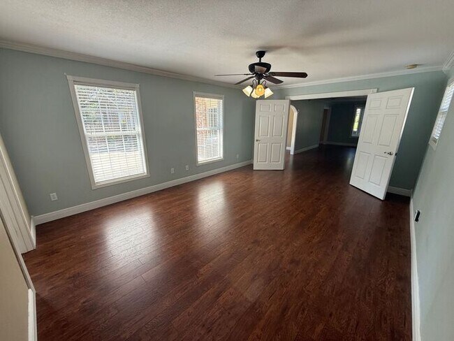 Building Photo - Gulf Breeze - Proper - 5 bedroom, 3.5 bathroom with pool and lawn care included