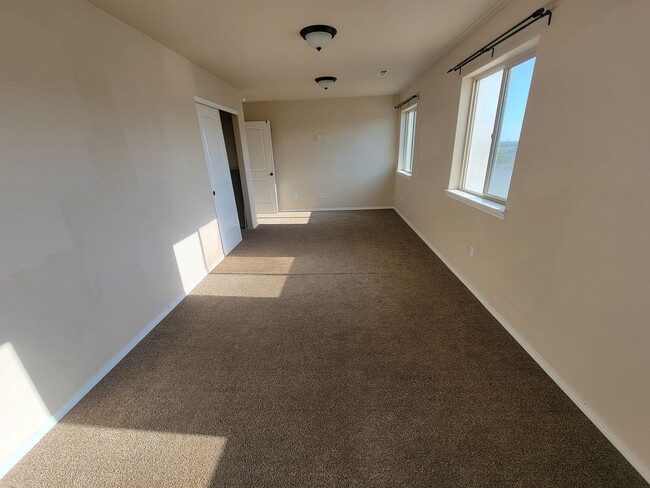 Building Photo - Gorgeous 5 bedroom in Quiet Kennewick Neig...