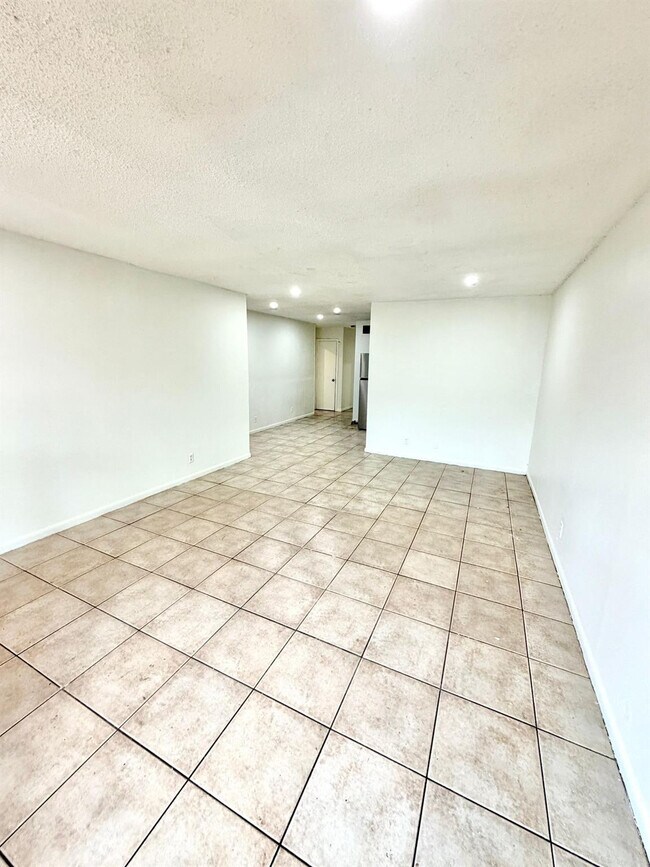 Building Photo - 5730 NW 27th Ct