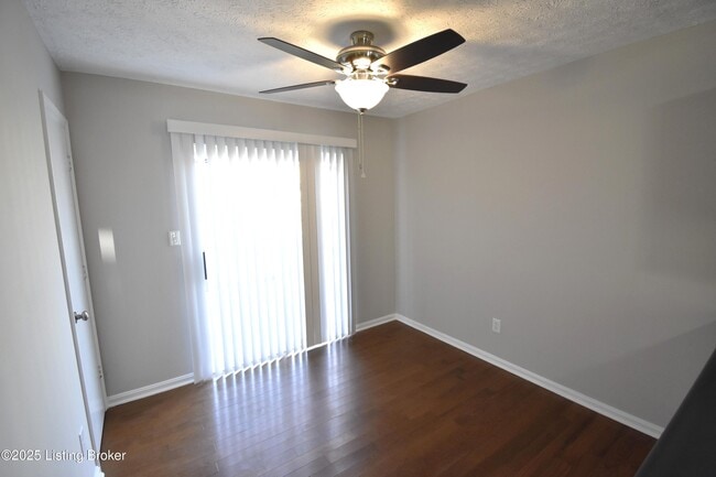 Building Photo - 4313 Hickoryview Dr