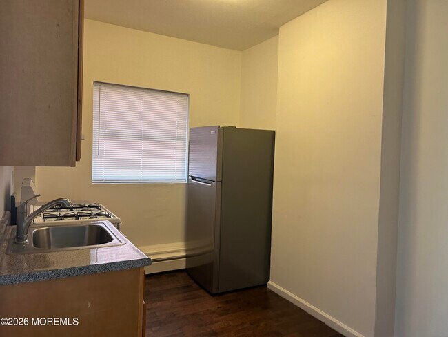 Building Photo - 513 Bangs Ave