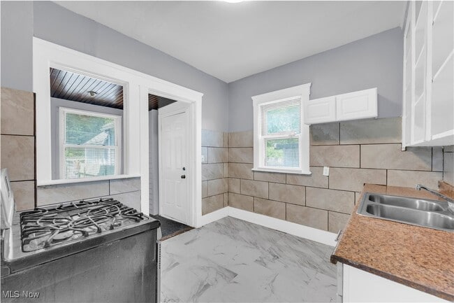 Building Photo - 3150 W 46th St