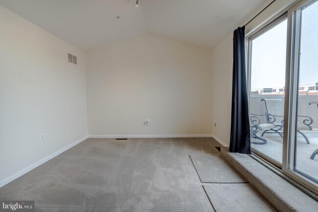 Building Photo - 530 Canton Ct
