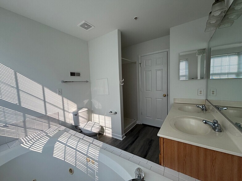 Building Photo - 9780 Bon Haven Ln