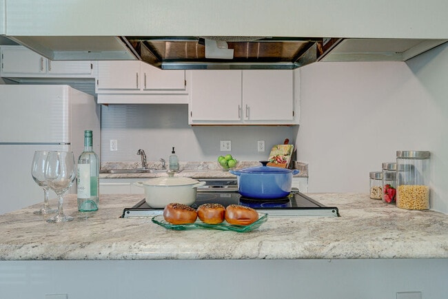 Building Photo - 617 Varsity Dr