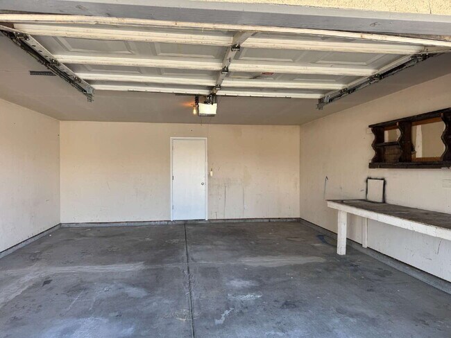 Building Photo - 2 bedroom 2 bath Single Story located in HENDERSON