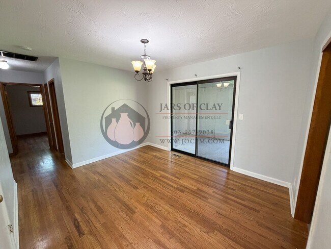 Building Photo - 3BR Single-Level Home in NE Salem | Tons of Storage!