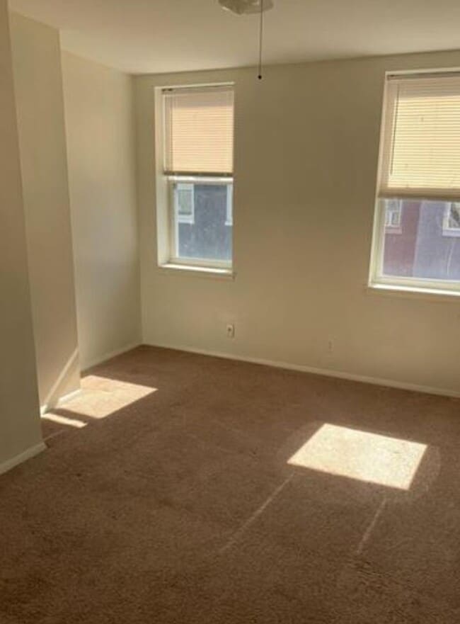 Building Photo - Cozy 2BR/1Bath on lovely quiet block, community garden, Calvert Street park!