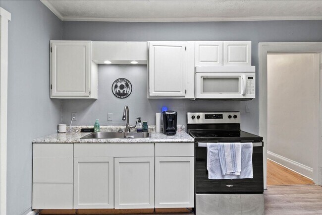 Building Photo - Spacious 3 Bedroom Apartment in Downtown Urbana