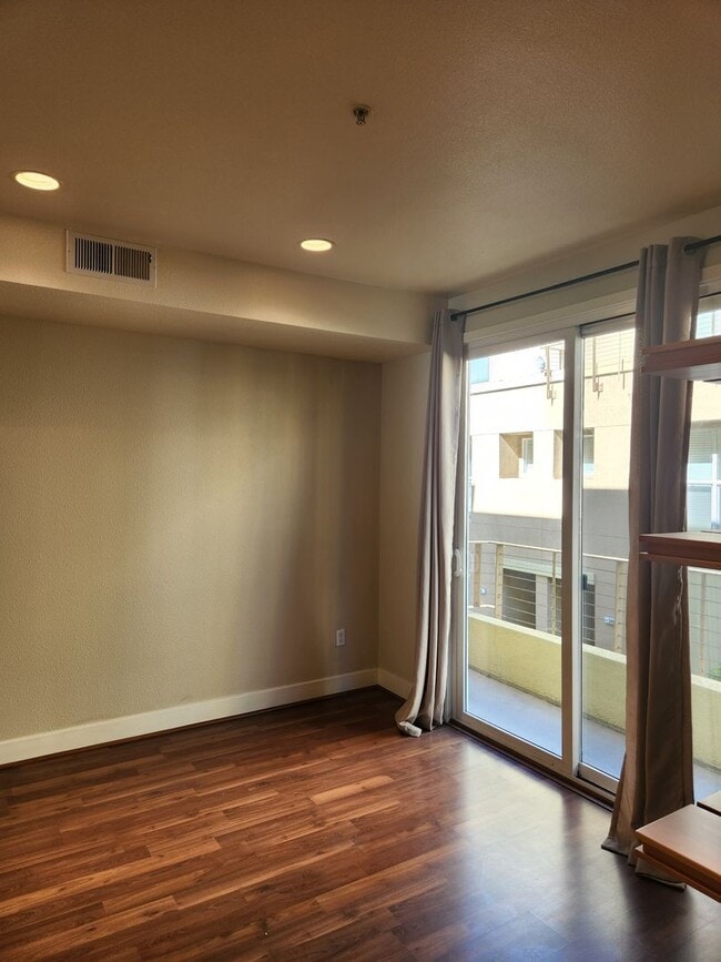 Building Photo - Bright & Sunny City Center townhouse style condo Great location, Nice 2 bedroom 2.5 bathroom