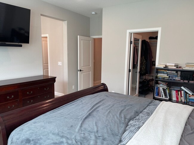 Building Photo - Gorgeous highly upgraded townhome in the b...