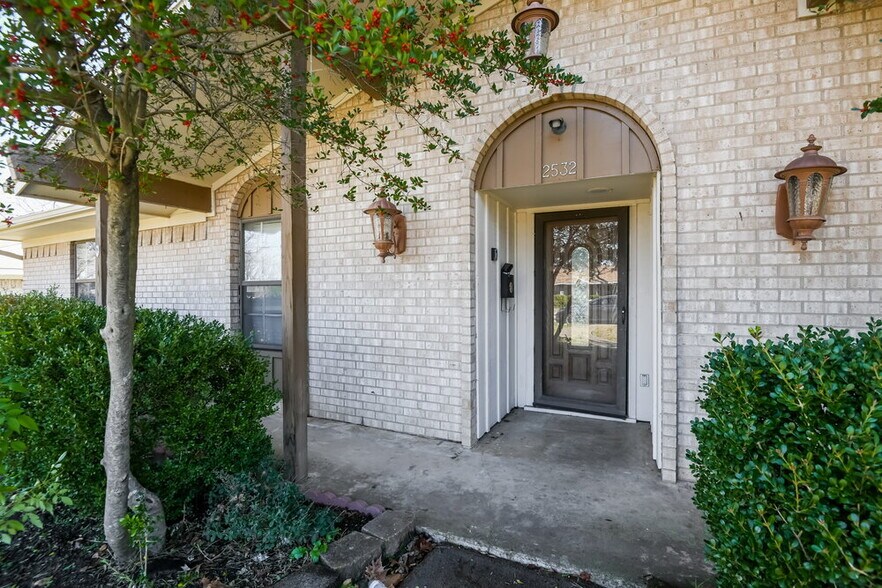 Building Photo - 2532 Belhaven Dr