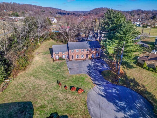 Building Photo - 5021 Emerald Dr